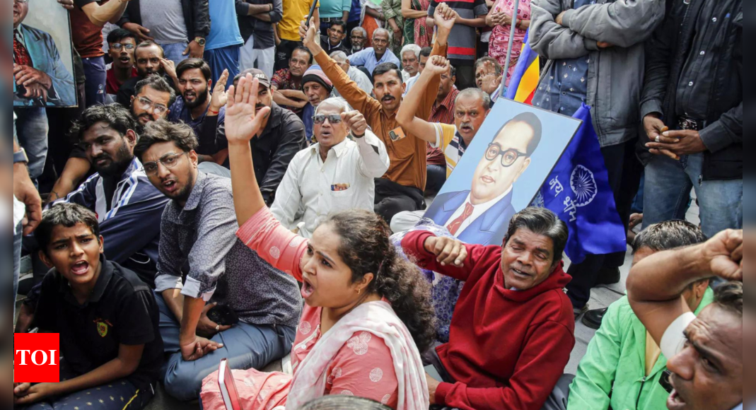 अहमदाबाद के केके शास्त्री कॉलेज में बीआर अंबेडकर की मूर्ति तोड़ी गई, विरोध प्रदर्शन | भारत समाचार