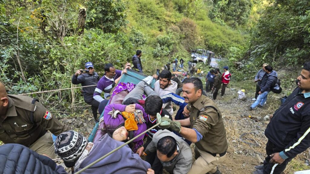 उत्तराखंड में बस खाई में गिरने से कम से कम चार लोगों की मौत, 24 घायल