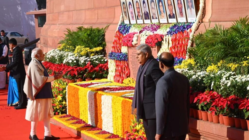 उपराष्ट्रपति, प्रधानमंत्री, सांसदों ने संसद हमले के शहीदों को पुष्पांजलि अर्पित की