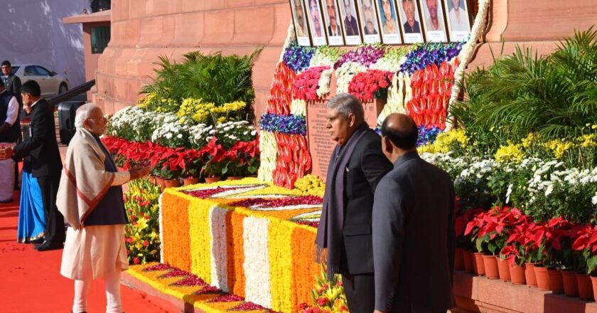 उपराष्ट्रपति, प्रधानमंत्री, सांसदों ने संसद हमले के शहीदों को पुष्पांजलि अर्पित की