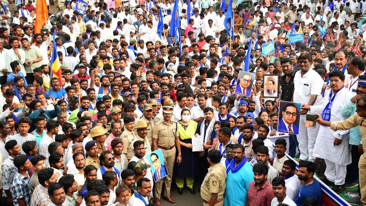 कलबुर्गी में अंबेडकर पर अमित शाह की टिप्पणी पर बंद के आह्वान को अच्छी प्रतिक्रिया मिली