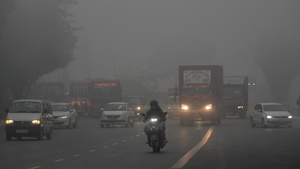 दिल्ली का न्यूनतम तापमान 4.9° सेल्सियस; हवा की गुणवत्ता 'खराब' बनी हुई है