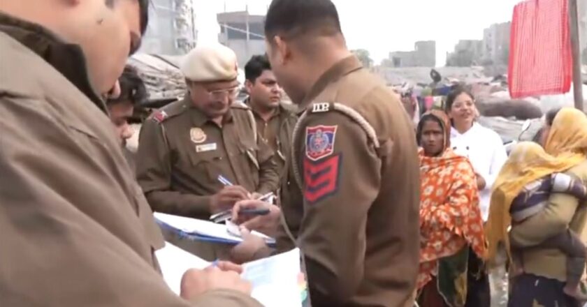 दिल्ली पुलिस ने अवैध बांग्लादेशी अप्रवासियों की पहचान के लिए कालिंदी कुंज में जांच की (वीडियो)