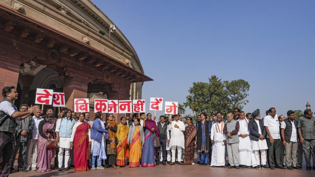 'देश बिकने नहीं देंगे' की तख्तियां लेकर विपक्ष का प्रदर्शन, अडानी मुद्दे पर जेपीसी की मांग