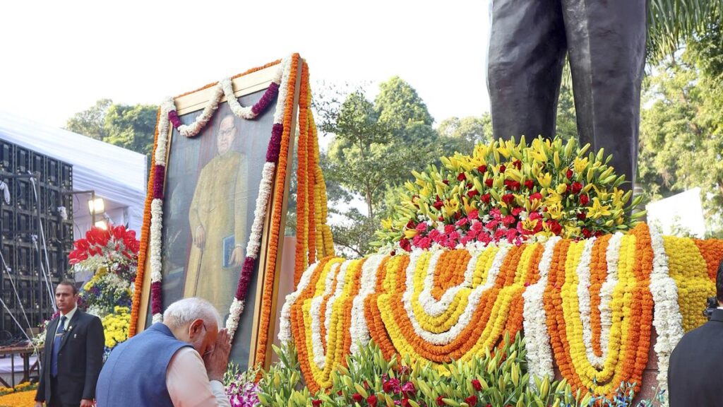 नेताओं ने अम्बेडकर को उनकी पुण्यतिथि पर श्रद्धांजलि दी; चैत्यभूमि पर अनुयायियों की भीड़ उमड़ पड़ी