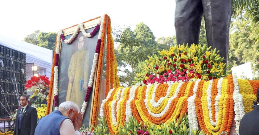 नेताओं ने अम्बेडकर को उनकी पुण्यतिथि पर श्रद्धांजलि दी; चैत्यभूमि पर अनुयायियों की भीड़ उमड़ पड़ी