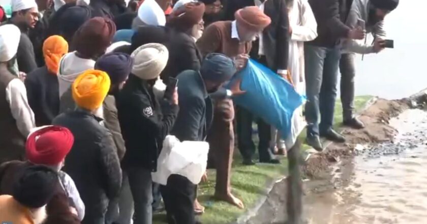 पूर्व प्रधानमंत्री मनमोहन सिंह की अस्थियां सिख रीति-रिवाजों के साथ यमुना नदी में विसर्जित की गईं (वीडियो)