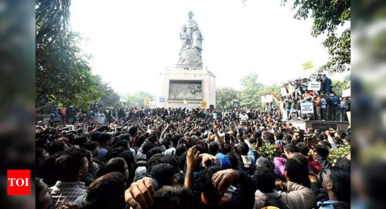 बीपीएससी अभ्यर्थियों द्वारा दोबारा परीक्षा देने की मांग पर शहर में झड़पें; पुलिस ने प्रदर्शनकारियों को तितर-बितर करने के लिए बल प्रयोग किया | पटना समाचार