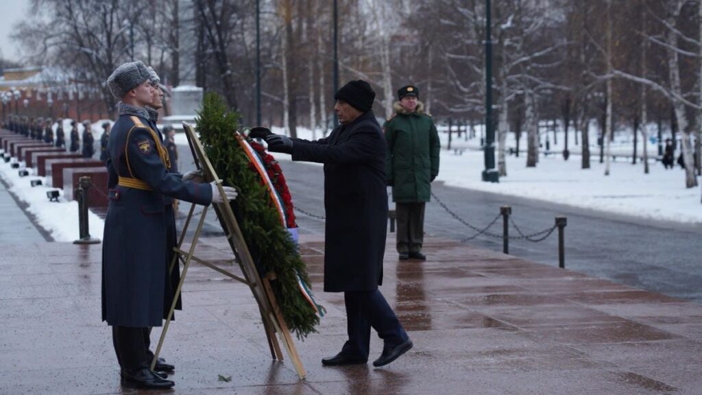 Russia: Indian Defence Minister Rajnath Singh Lays Wreath At Tomb Of Unknown Soldier In Moscow