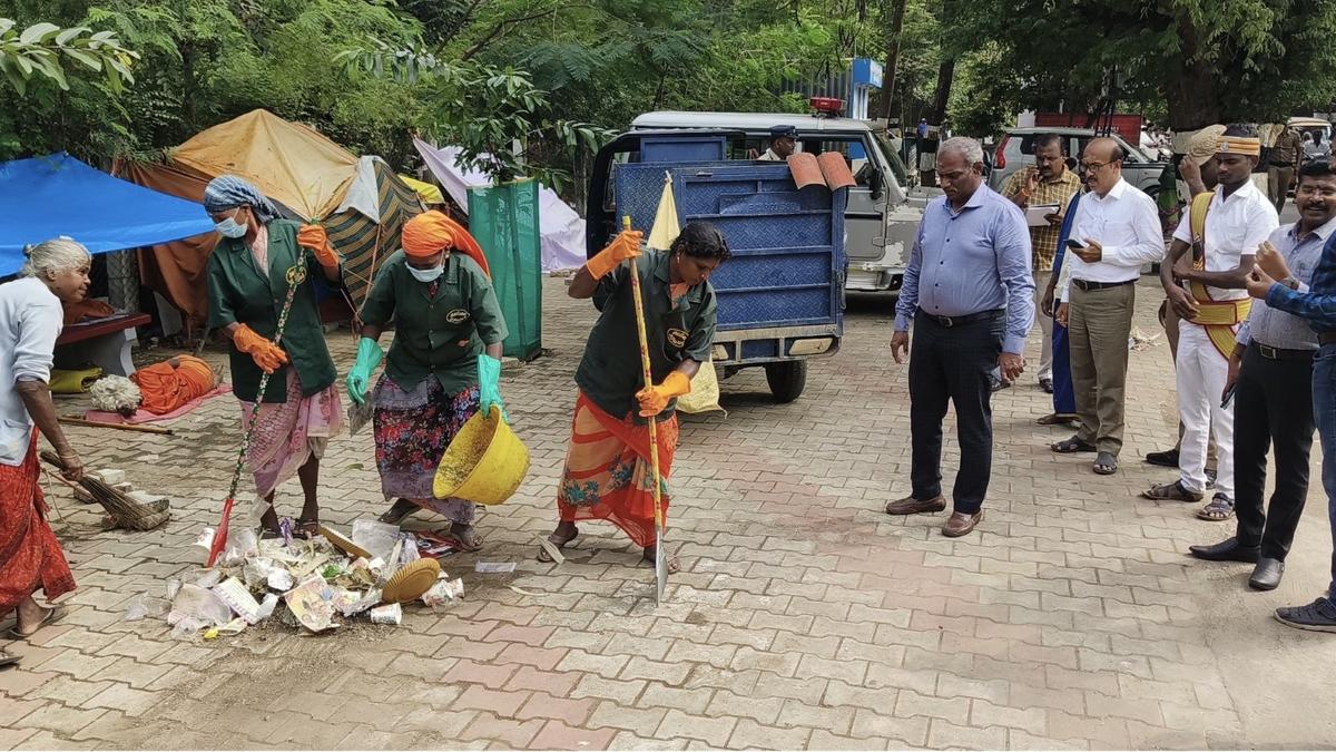 महादीपम के बाद 1,000 से अधिक कर्मचारी 350 टन कचरा साफ करते हैं