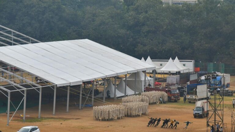 महाराष्ट्र के अगले मुख्यमंत्री के शपथ ग्रहण के लिए मुंबई के आजाद मैदान में तैयारियां जारी हैं