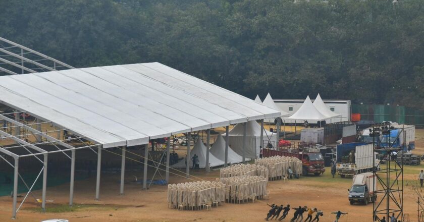 महाराष्ट्र के अगले मुख्यमंत्री के शपथ ग्रहण के लिए मुंबई के आजाद मैदान में तैयारियां जारी हैं