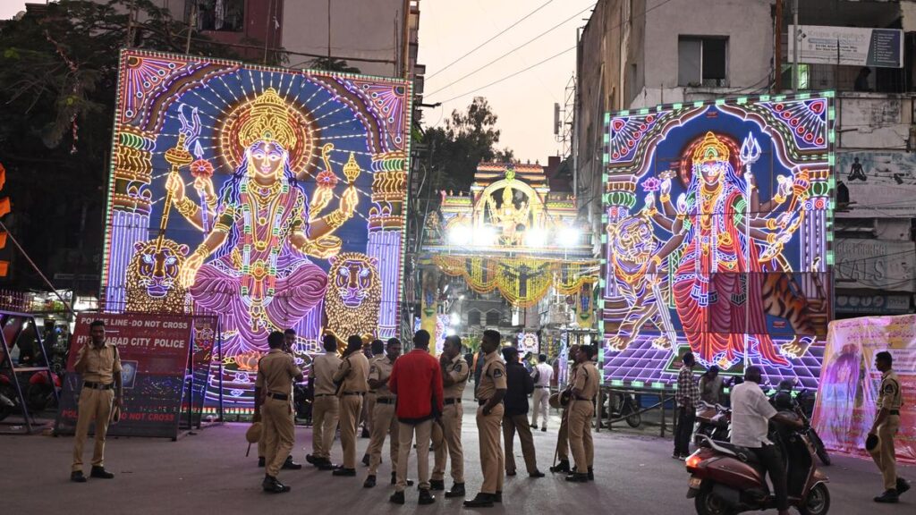 मुथ्यालम्मा मंदिर में मूर्ति की प्रतिष्ठा उत्सव के रूप में की जाती है