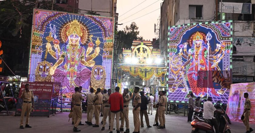 मुथ्यालम्मा मंदिर में मूर्ति की प्रतिष्ठा उत्सव के रूप में की जाती है