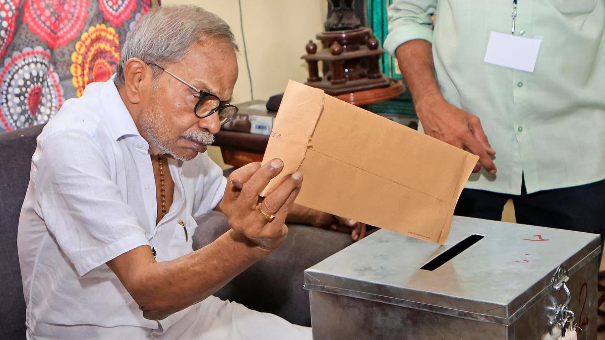 राष्ट्रपति मुर्मू, पीएम मोदी ने एमटी वासुदेवन नायर के निधन पर शोक जताया