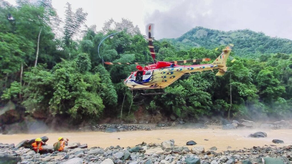 वायुसेना द्वारा केरल से एयरलिफ्ट शुल्क के रूप में ₹132 करोड़ की मांग को लेकर केंद्र और राज्य सरकारों के बीच राजनीतिक विवाद छिड़ गया है