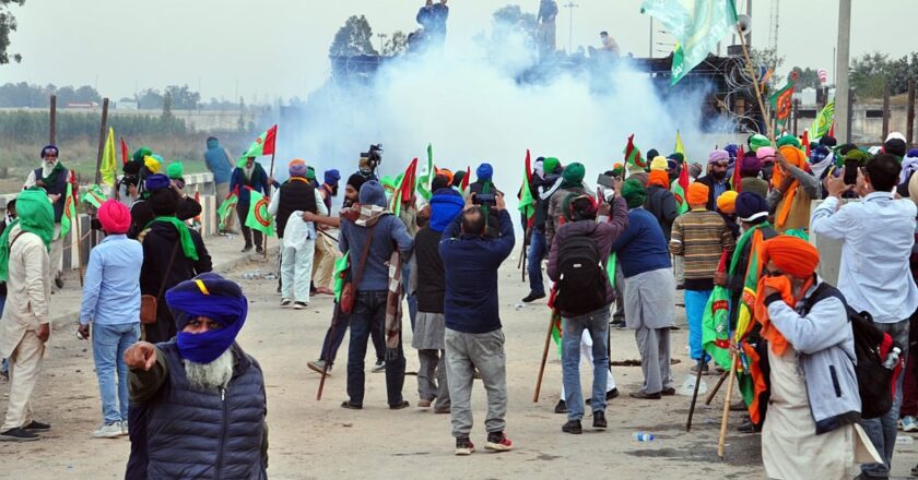 शंभू बॉर्डर पर आंसू गैस की गोलाबारी में कई लोगों के घायल होने के बाद किसानों ने ‘दिल्ली चलो’ मार्च रोका