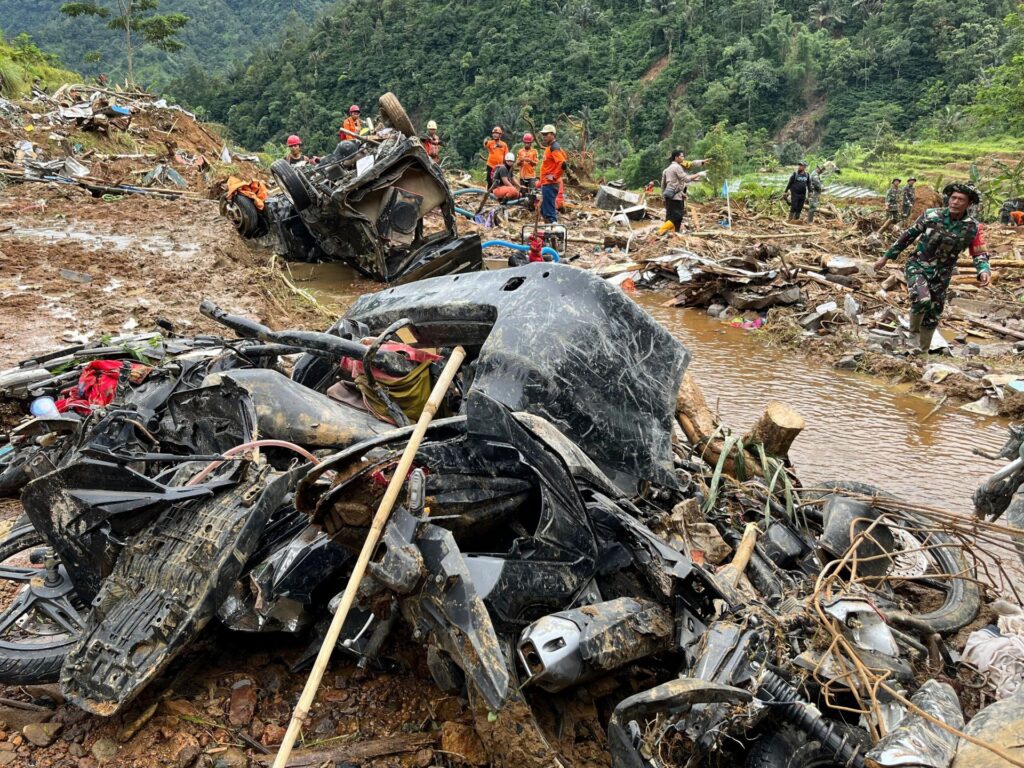 इंडोनेशिया में घातक बाढ़, भूस्खलन से मरने वालों की संख्या बढ़कर 21 हो गई | मौसम समाचार