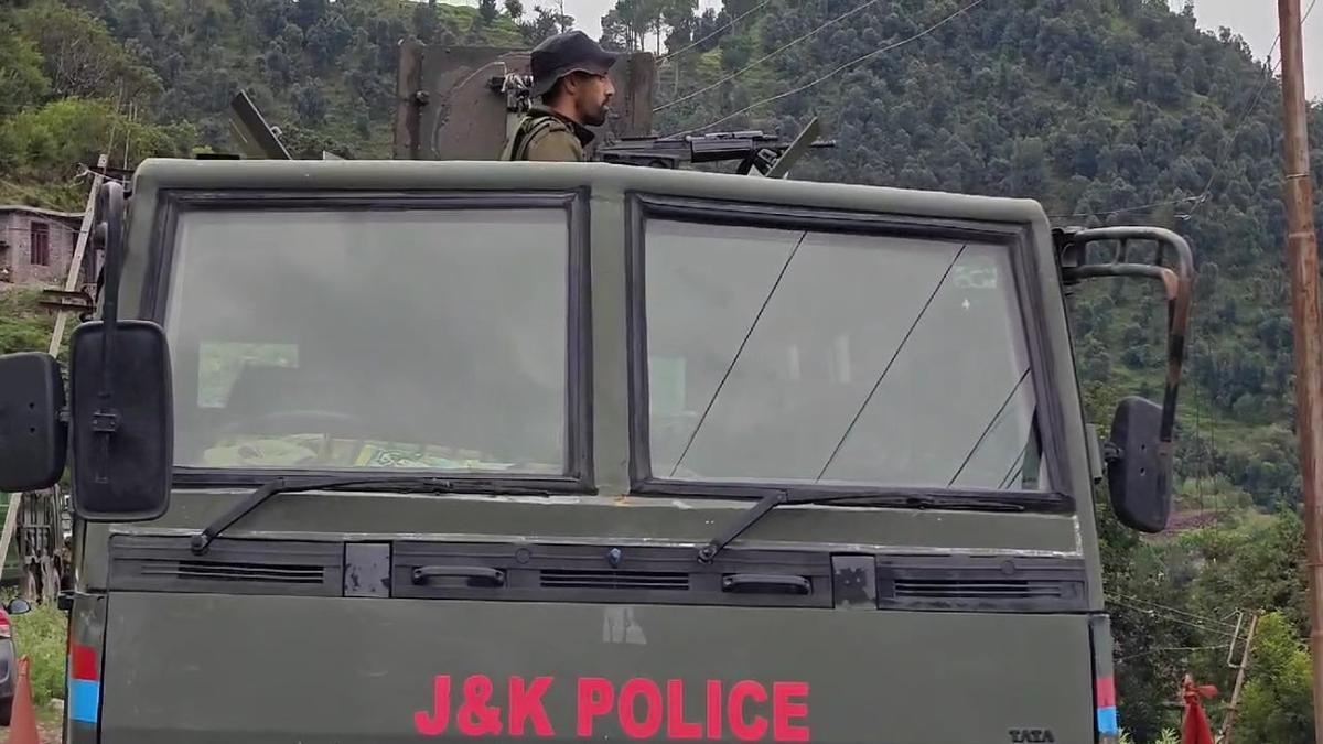 उग्रवादी लिंक की जांच करने के लिए पुलिस ने J & K के राजौरी में 25 स्थानों पर छापा मारा