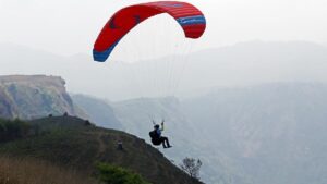 उत्तरी गोवा में पैराग्लाइडिंग दुर्घटना में महिला पर्यटक और प्रशिक्षक की मौत