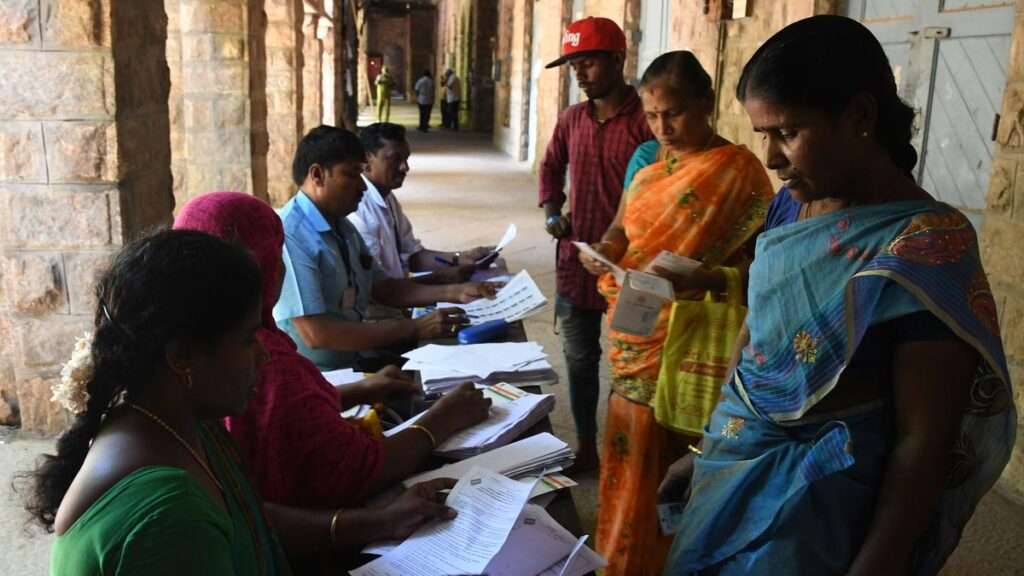 क्या मतदाता पहचान पत्र को आधार से जोड़ा जाना चाहिए? | व्याख्या की