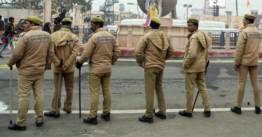 “ट्यूमर मार्लो आओ” वीडियो में पत्रकार के साथ महा कुंभ पुलिस दुर्व्यवहार दिखाया गया है