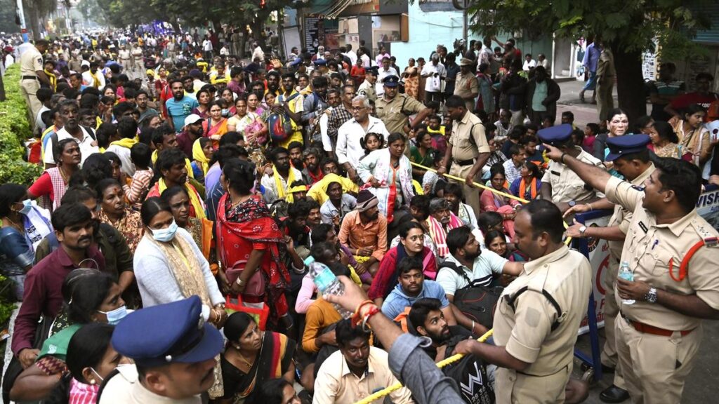 तिरूपति भगदड़ | भारी भीड़ के आगे टीटीडी की तैयारियां धरी की धरी रह गईं