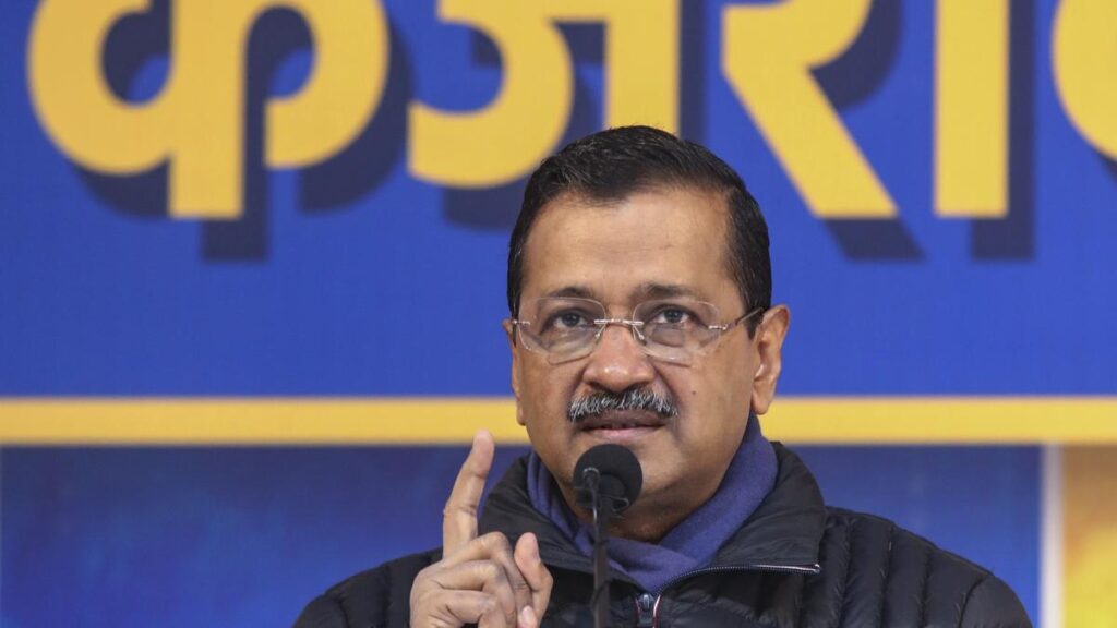 दिल्ली विधानसभा चुनाव: केजरीवाल का कहना है कि दिल्ली चुनाव से पहले वोट खरीदने के लिए बीजेपी पैसे और सोने की चेन बांट रही है