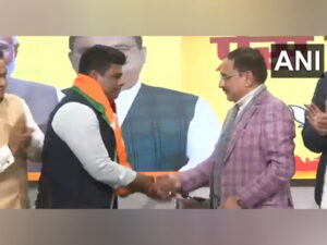 दिल्ली विधानसभा चुनाव से पहले AAP के कई नेता बीजेपी में शामिल हो गए