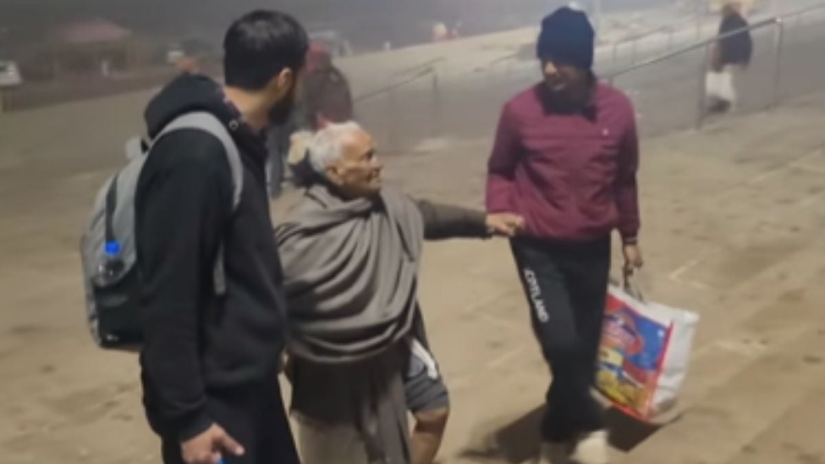 Maha Kumbh 2025: 93-Year-Old Man Takes Holy Dip At 4 AM Amidst Cold Weather In Pragayraj; Video Goes...