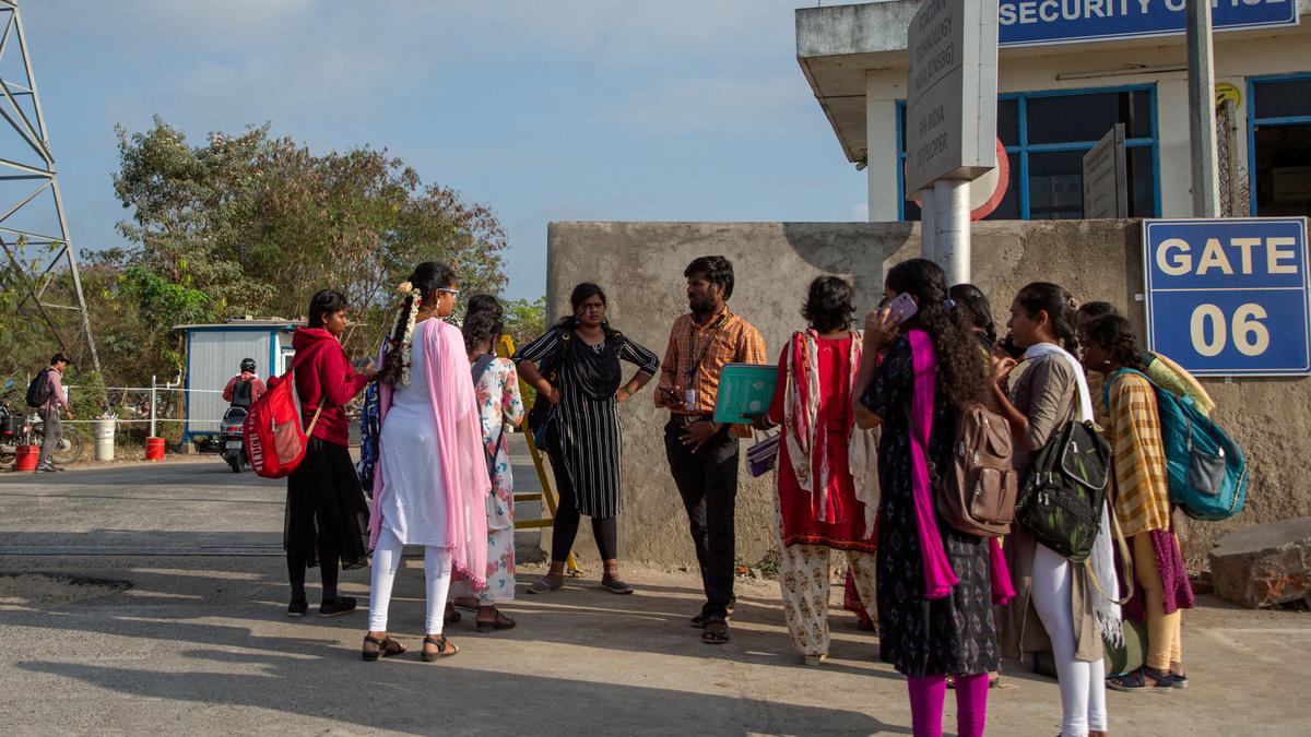 फॉक्सकॉन नियुक्ति विवाद: राष्ट्रीय मानवाधिकार आयोग ने फॉक्सकॉन नियुक्ति की जांच को गलत ठहराया, नई जांच के आदेश दिए