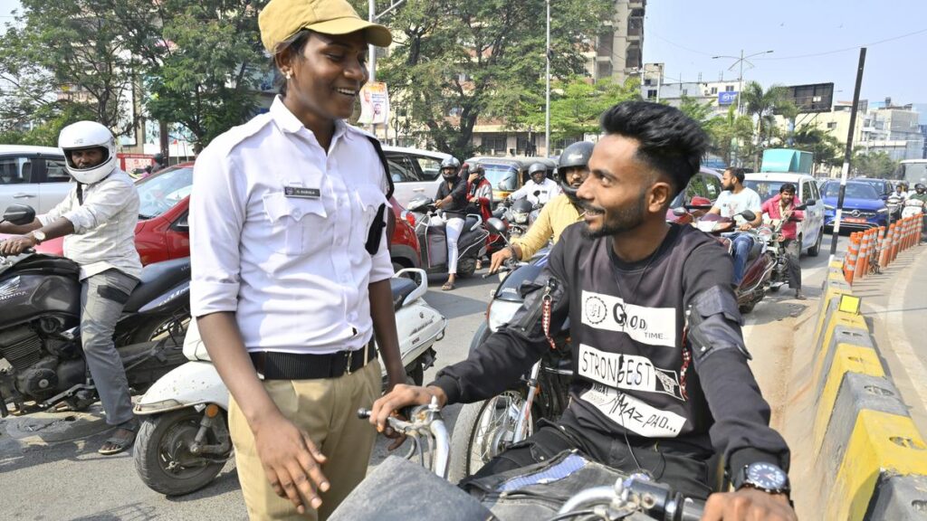 बदलाव का संकेत: यातायात सहायक के रूप में शामिल हुआ ट्रांसजेंडर समूह