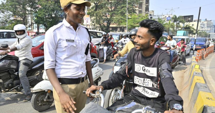 बदलाव का संकेत: यातायात सहायक के रूप में शामिल हुआ ट्रांसजेंडर समूह