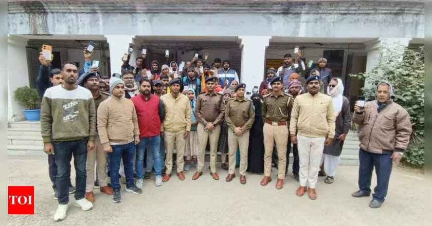 भोजपुर पुलिस ने 80 सेलफोन उनके मालिकों को लौटाए | पटना समाचार