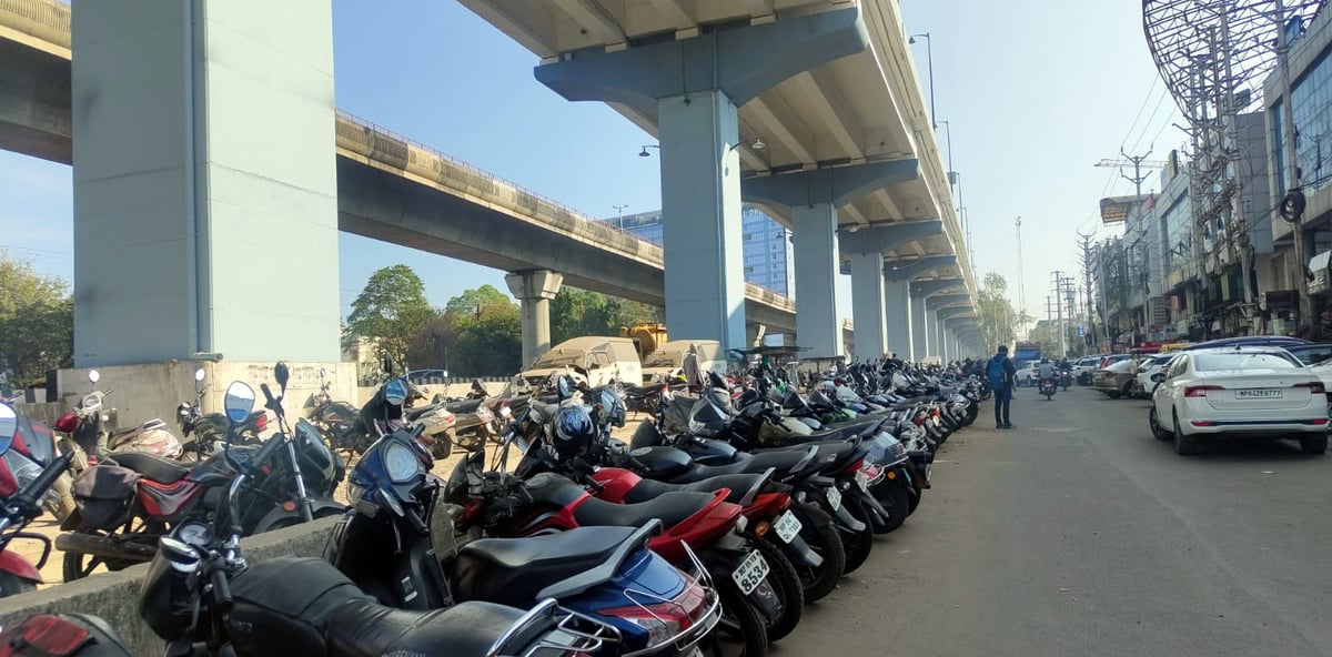 Bhopal Municipal Corporation Earns Revenue From Unregulated Roadside Parking