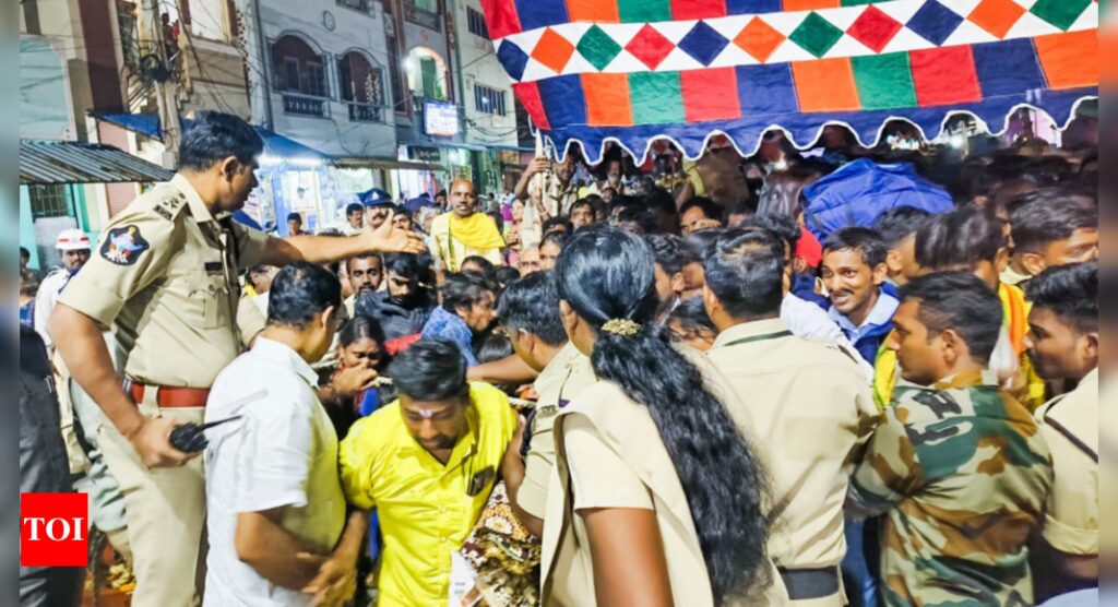 'वह जमीन पर गिर गई': एफआईआर में तिरुपति भगदड़ के लिए पीड़िता, श्रद्धालुओं की भीड़ को जिम्मेदार ठहराया गया | भारत समाचार