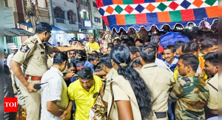 ‘वह जमीन पर गिर गई’: एफआईआर में तिरुपति भगदड़ के लिए पीड़िता, श्रद्धालुओं की भीड़ को जिम्मेदार ठहराया गया | भारत समाचार