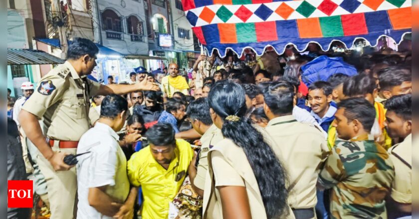 ‘वह जमीन पर गिर गई’: एफआईआर में तिरुपति भगदड़ के लिए पीड़िता, श्रद्धालुओं की भीड़ को जिम्मेदार ठहराया गया | भारत समाचार