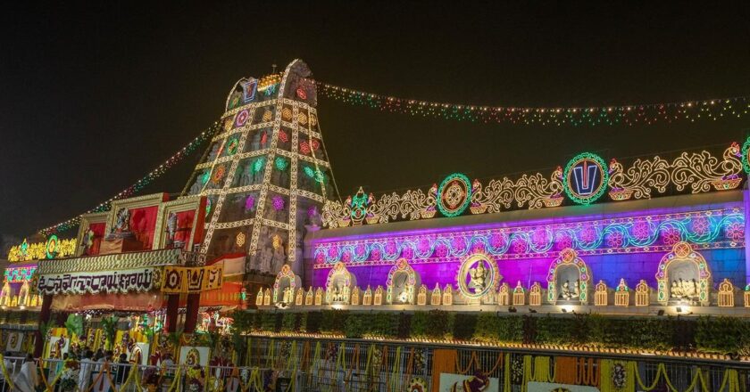 वैकुंठ द्वार दर्शन के लिए हजारों भक्त तिरुमाला मंदिर में आते हैं