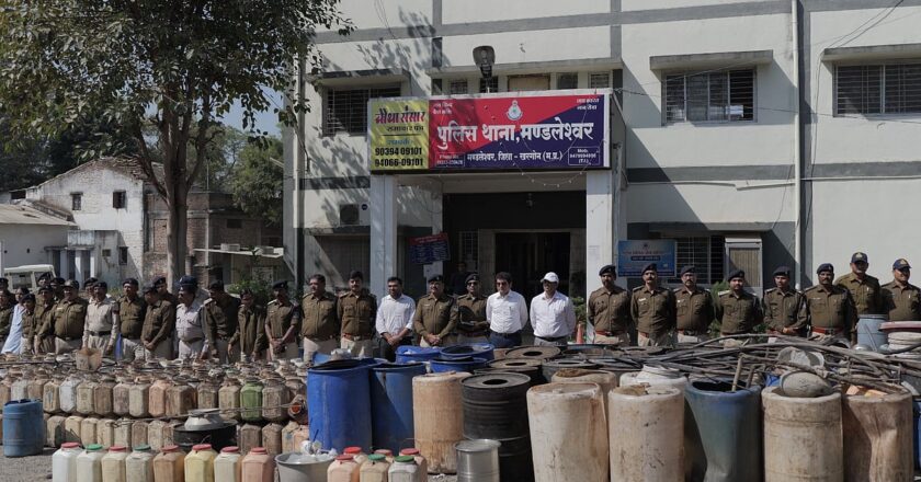 150 पुलिस की टीम खरगोन में विभिन्न स्थानों पर शराब जब्त करती है