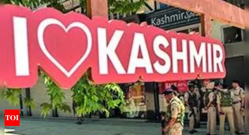 COP, 3 J & K GOVT कर्मचारियों के बीच शिक्षक आतंक लिंक के लिए बर्खास्त कर दिया