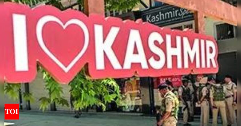 COP, 3 J & K GOVT कर्मचारियों के बीच शिक्षक आतंक लिंक के लिए बर्खास्त कर दिया