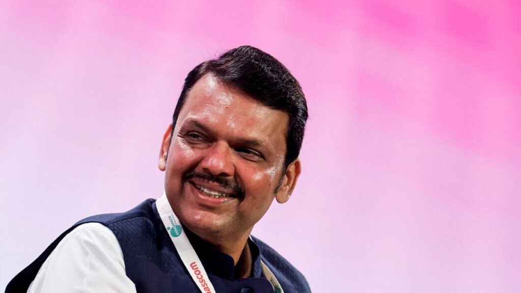 Saamana ने फिर से Fadnavis की सराहना की, भ्रष्टाचार पर शिंदे को निशाना बनाया