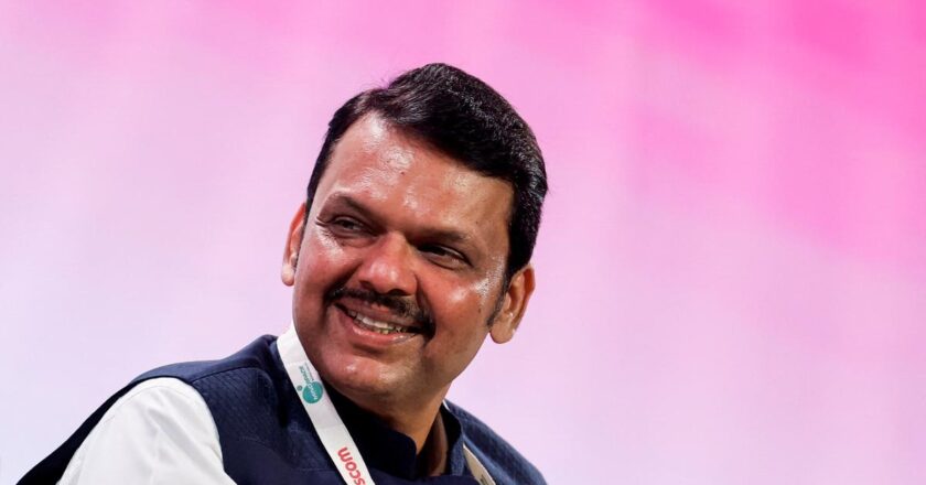 Saamana ने फिर से Fadnavis की सराहना की, भ्रष्टाचार पर शिंदे को निशाना बनाया