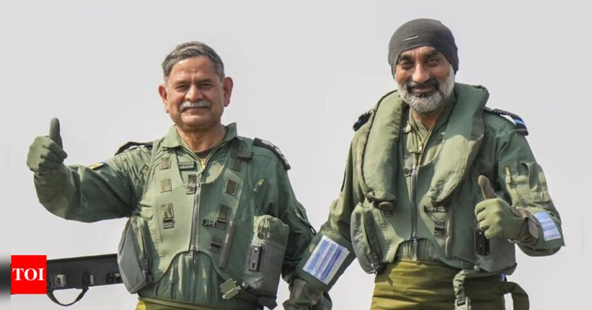 WATCH: पहले, IAF में, सेना के प्रमुख LCA Tejas फाइटर जेट में एक साथ सॉर्टी लेते हैं भारत समाचार