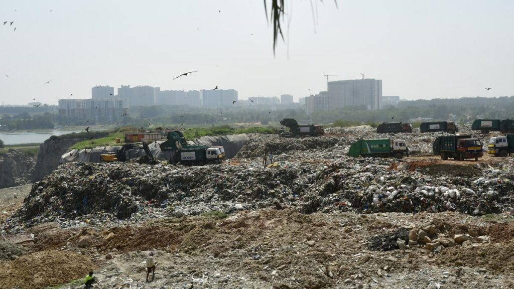 उपालोकायुक्टस मित्तगानहल्ली लैंडफिल का निरीक्षण करें - हिंदू