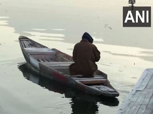 कश्मीर घाटी सर्दियों की ठंड का अनुभव करती रहती है