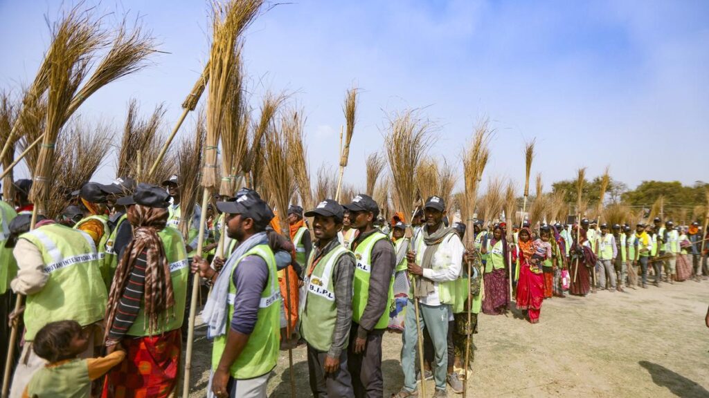 महा कुंभ: 15,000 श्रमिकों ने सिंक्रनाइज़ स्वच्छता ड्राइव, आई वर्ल्ड रिकॉर्ड का संचालन किया