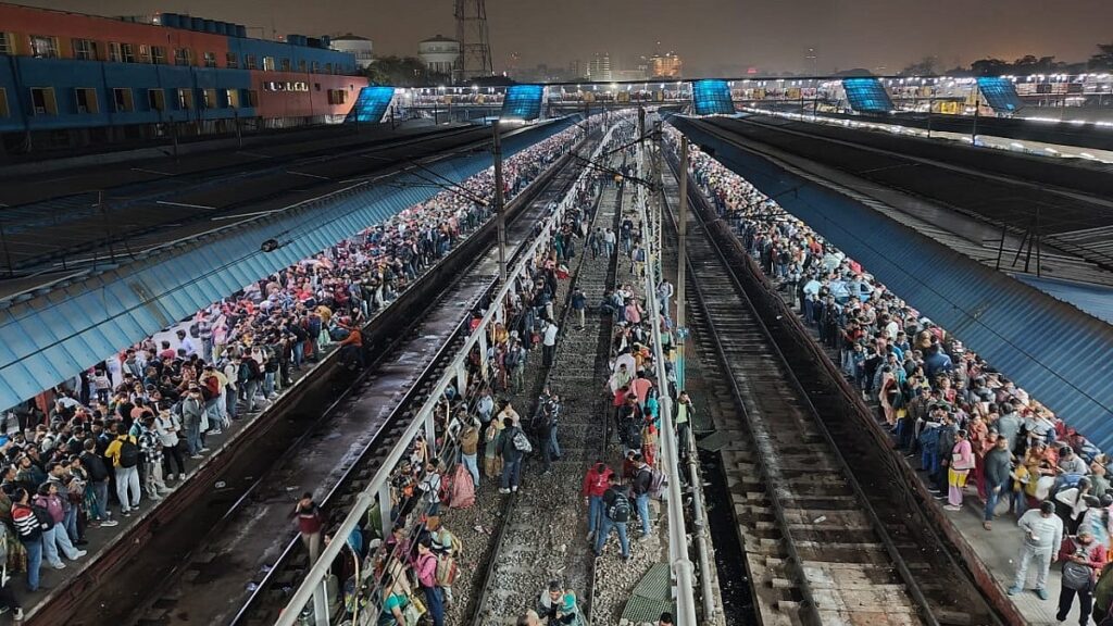 VIDEO: Chaos At New Delhi Railway Station As Several Faint Due To Suffocation Amid Huge Crowd For...