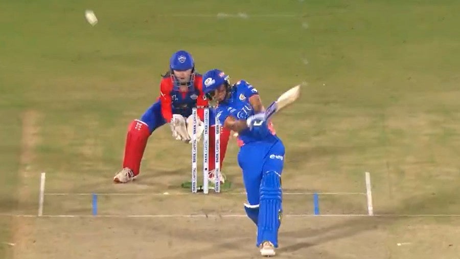 WPL 2025: Mumbai Indians Skipper Harmanpreet Kaur Plays A Fiery Knock Against Delhi Capitals